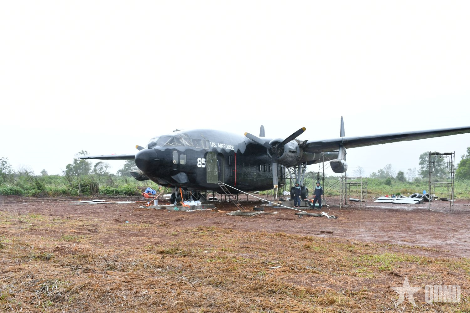 Nỗ lực hoàn thành lắp ráp máy bay C119 tại Di tích Sân bay Tà Cơn